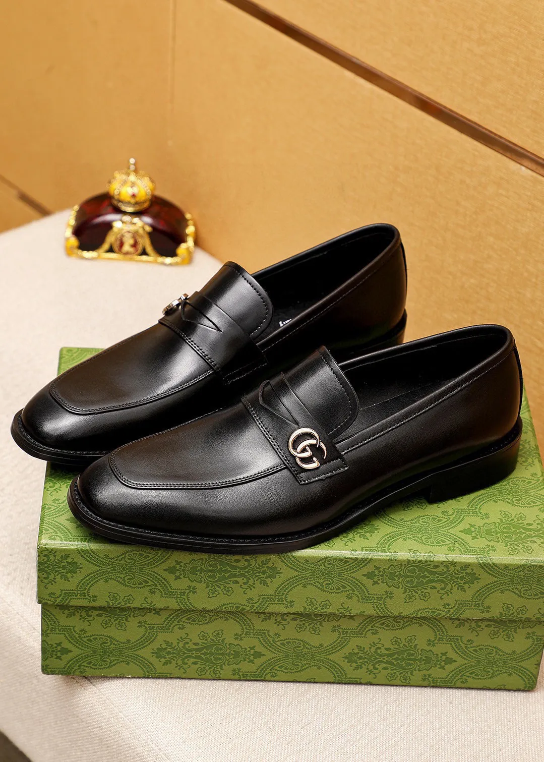 Men's shoes 💰400 💐 Product trademark: GUCCI "Gucci" casual leather shoes Regular size: 39-44 (38.45.46🉑️Customized) Product materials: Selected imported first-layer calfskin upper + luxury hardware buckle, imported 🐑 sheepskin lining. Strong three-dimensional visual effect, combined outsole Color: 2⃣️colors available